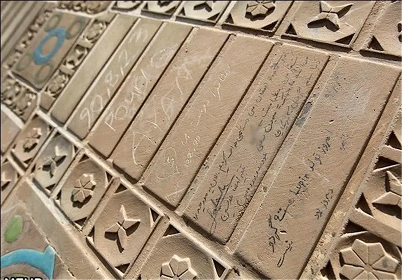 چه کسانی روی آثار تاریخی یادگاری می نویسند؟!/ویدیو