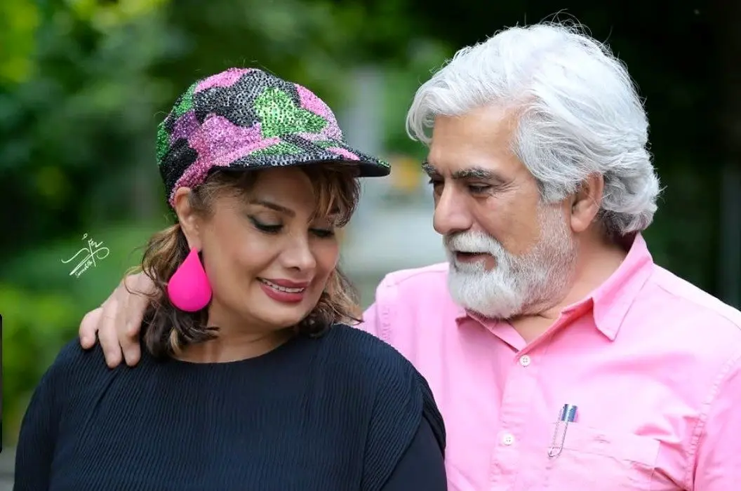 ژست سیگار به دست عاطفه رضوی با لباس‌های سلطنتی