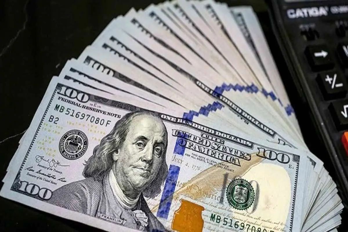 کاهش قیمت دلار به ۱۰۳ هزار تومان با مدیریت بازارساز | نقش همراهی مردم در کاهش روند هیجانی بازار ارز