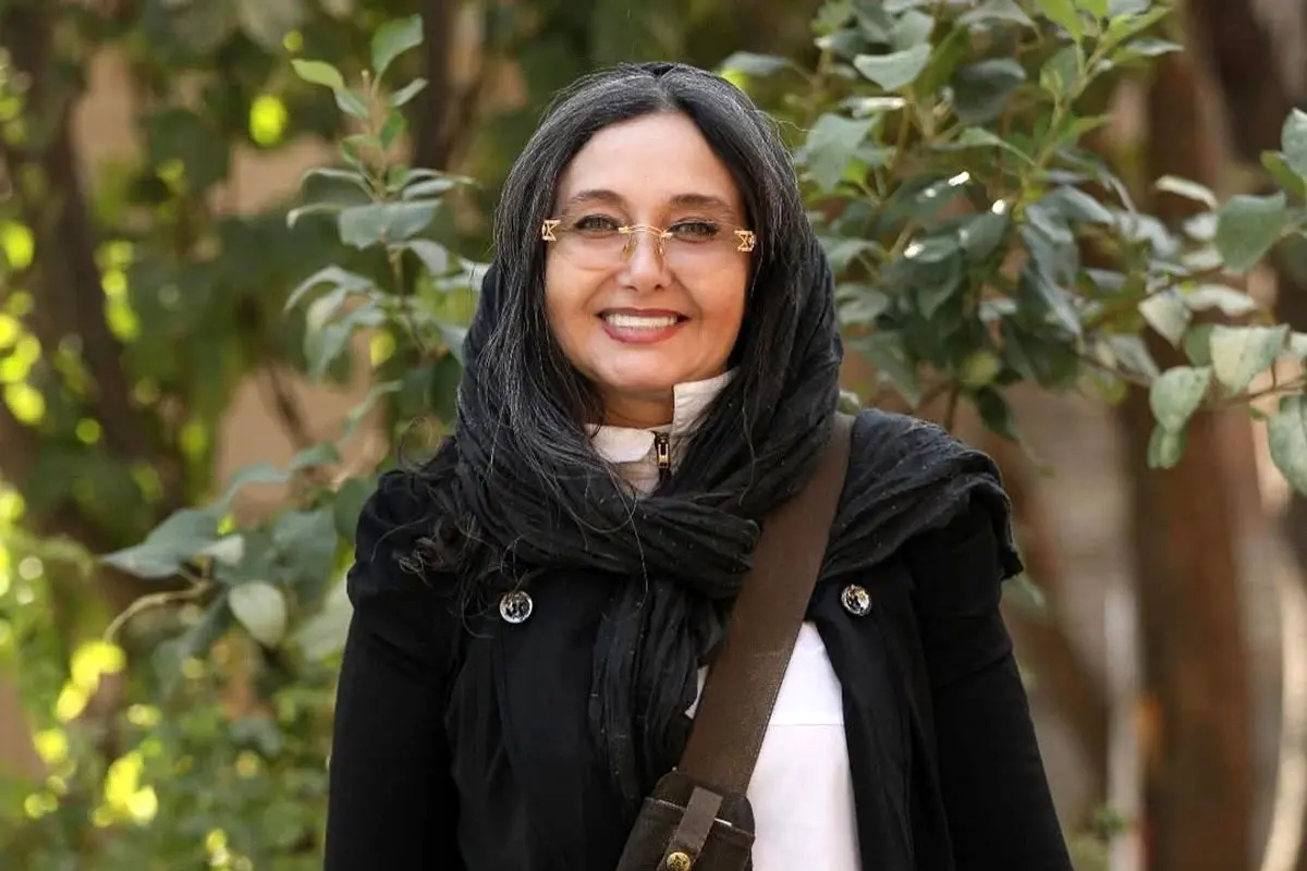 کتایون ریاحی در کنار تابلو نقاشی اش / تابلو نقاشی خانم بازیگر قشنگ تر از چهره خودشان است ! + عکس