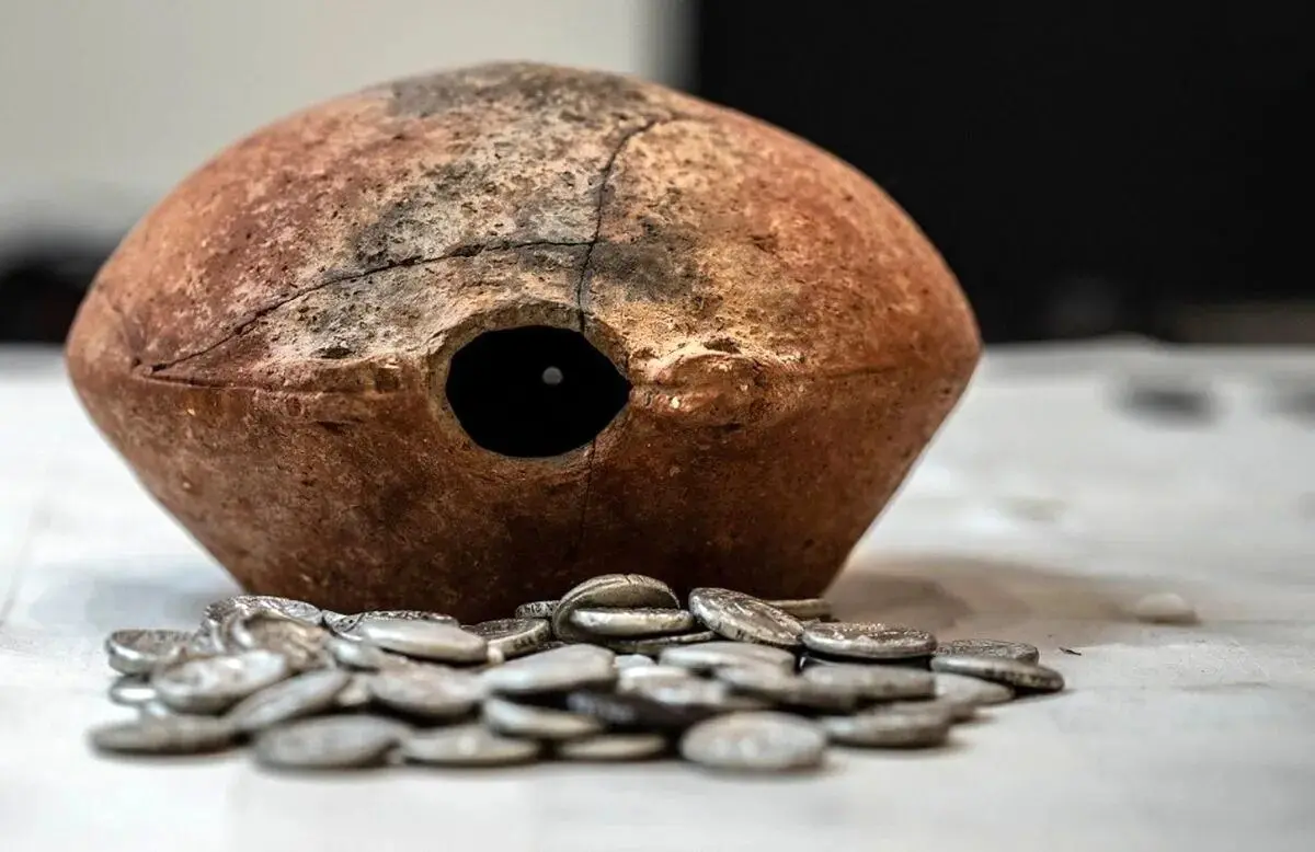 کشف سکه‌های ۲۳۰۰ ساله اسکندرنشان در بیابان‌های امارات + عکس