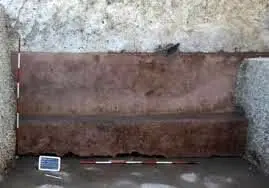 کشف نیمکت باستانی در مقابل خانه ۲ هزار ساله+ عکس