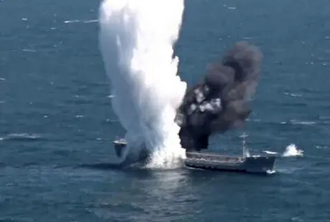آمریکا به یک زیردریایی حمله کرد