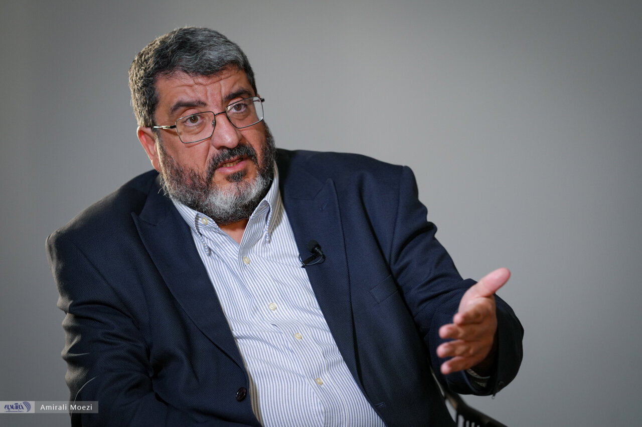 فواد ایزدی: حساسیت ایرانی‌ها نسبت به آمریکا بالا است/ در سال‌های اخیر موضوع آمریکا به عرصه رقابت‌های سیاسی داخلی کشیده شد