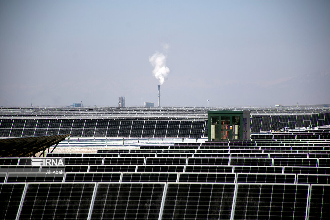 نیروگاه خورشیدی ۲ هزار میلیارد ریالی سرخه به شبکه ملی متصل شد/ طرح اجرایی ۲ ماهه