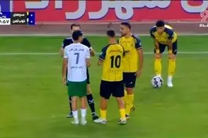 اتفاقی کم‌سابقه؛ داور پای ستاره سپاهان را له کرد!/ویدیو