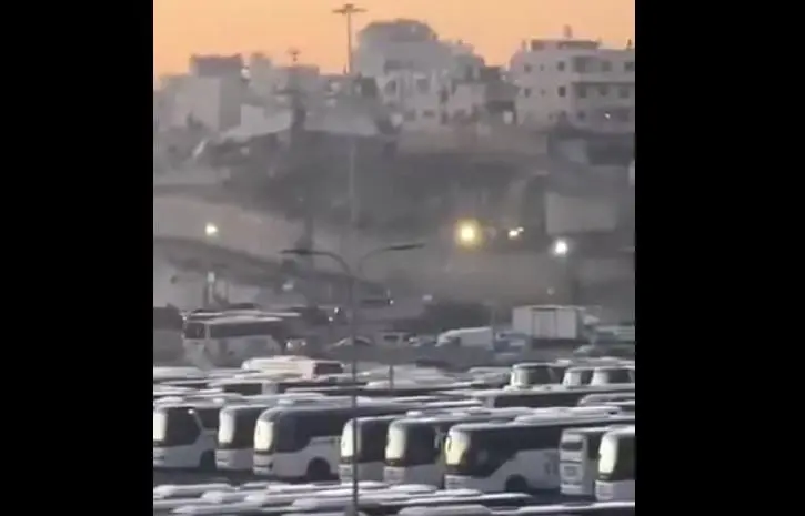 اتوبوس‌های حامل اسرای فلسطینی از زندان عوفر خارج شدند + فیلم