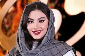 استایل کلاسیک و شیک مریم مومن در خودروی شخصی‌اش