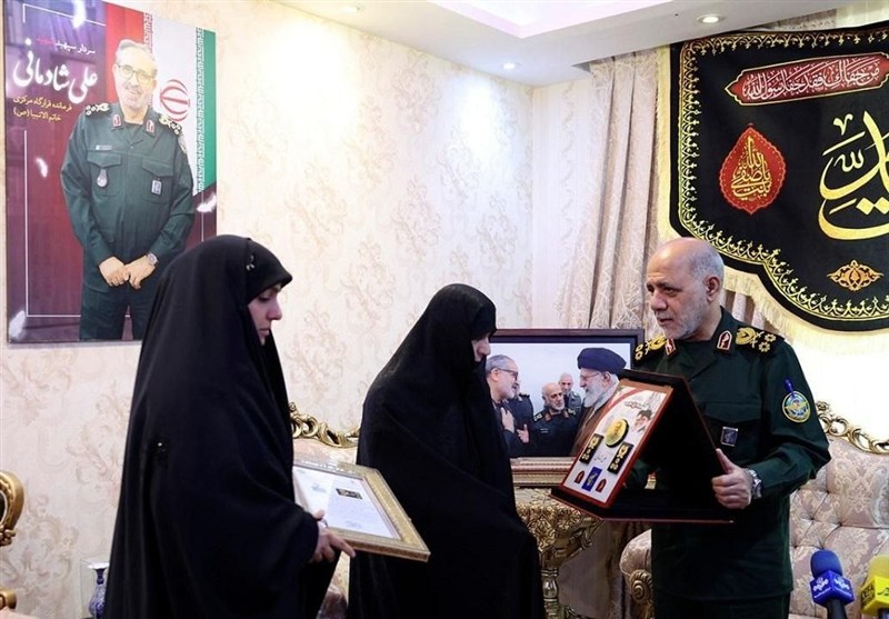 اعطای درجه سپهبدی به خانواده شهید علی شادمانی توسط سرلشکر عبداللهی – تسنیم