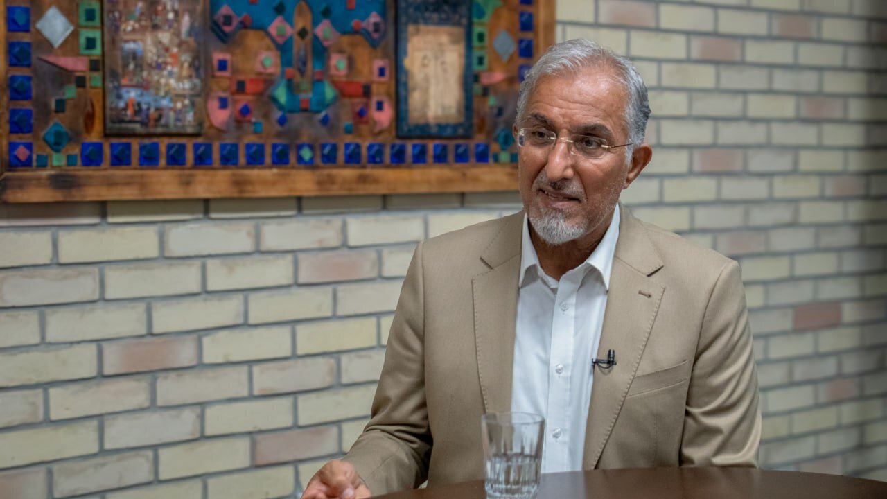 اگر دستکاری دولت‌ها نبود، الان دلار چقدر قیمت داشت؟/ راغفر پاسخ داد