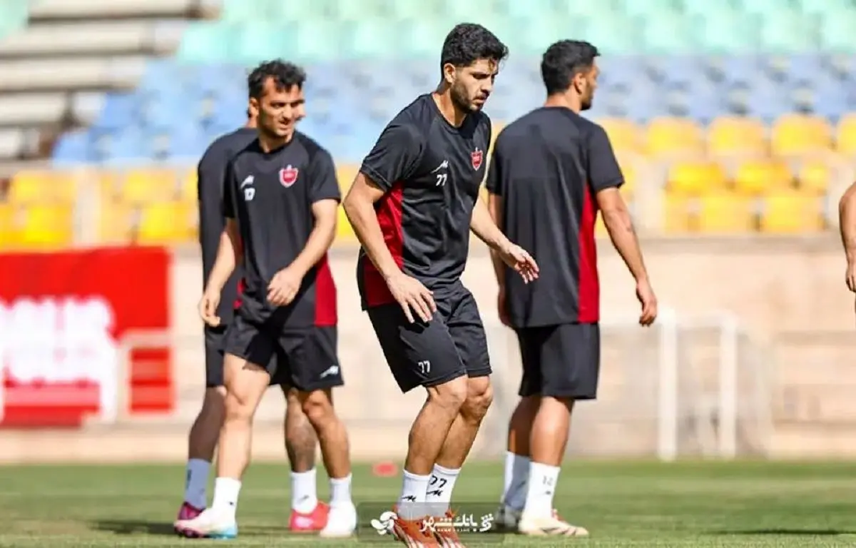 بازیکنان اصلی پرسپولیس در سالن بدنسازی، سایرین روی زمین چمن بازیکنان اصلی پرسپولیس در سالن بدنسازی، سایرین روی زمین چمن