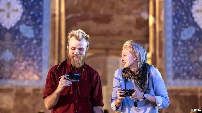 بهشت گمشده در قلب ایران”: توریست آمریکایی در مسجد نصیرالملک شیراز، مات و مبهوت از رقص نور!