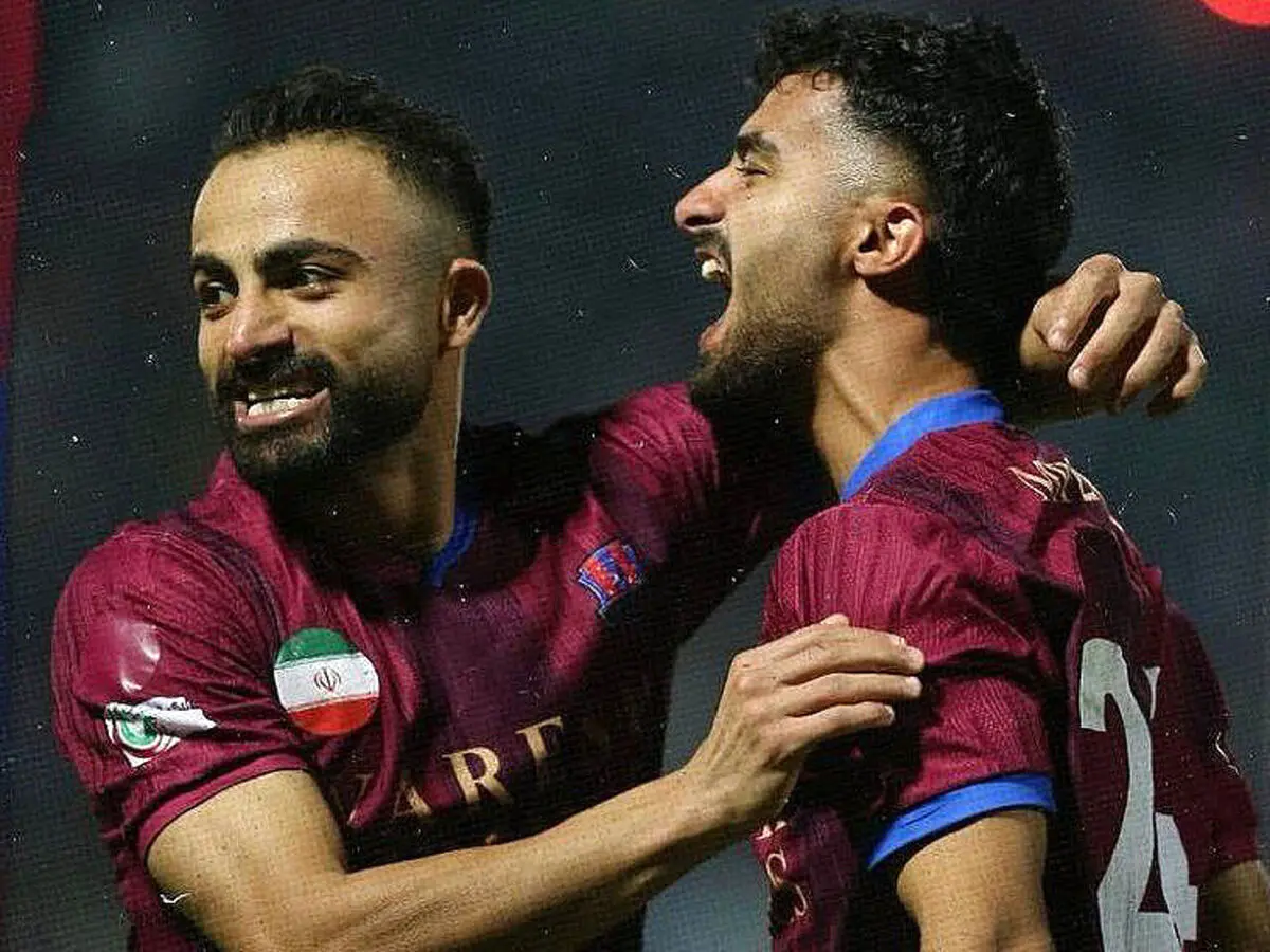 بوسه‌ای از جنس عشق؛ فوتبالیست ایرانی پس از گل، دستان مادر را بوسید