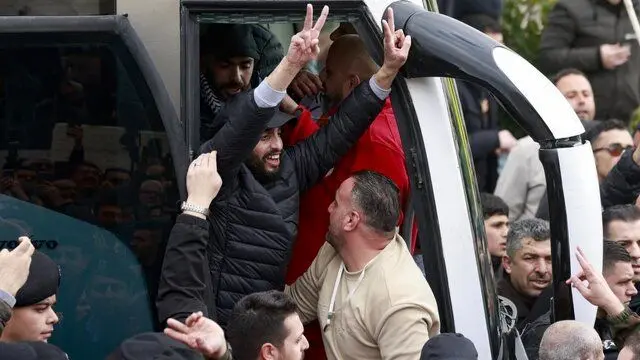 بیش از ۱۹۰۰ فلسطینی در چارچوب اجرای توافق آتش‌بس آزاد می‌شوند/  تحویل ۱۳ اسیر اسرائیلی دیگر به صلیب سرخ