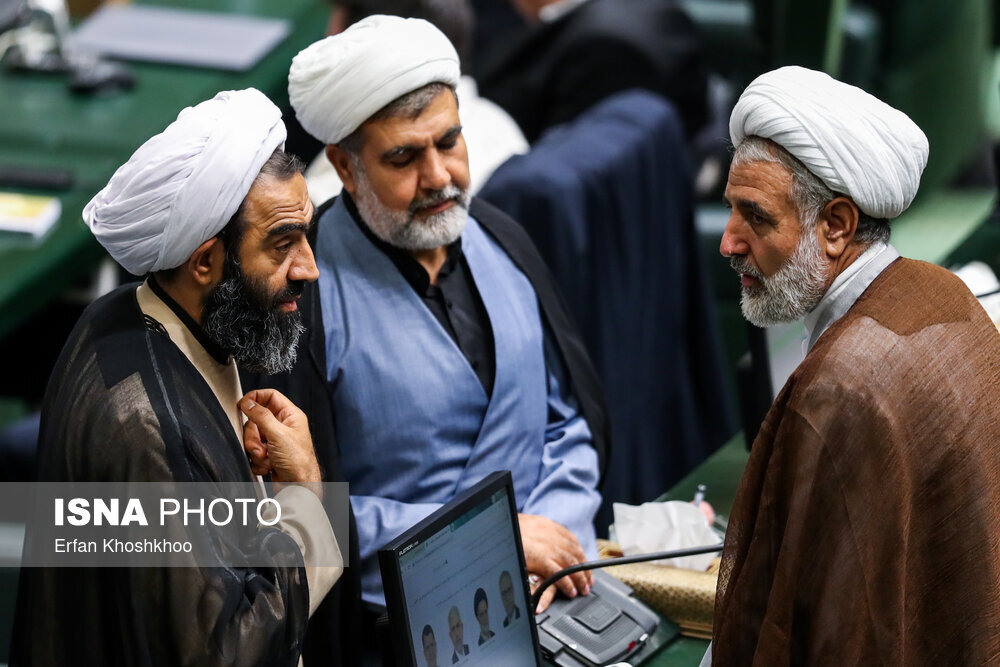 تندروها در بن بست تصمیمات نظام/ حمله به باهنر؛ آخرین پرده از نمایش «خالص‌سازی» در جریان تندرو