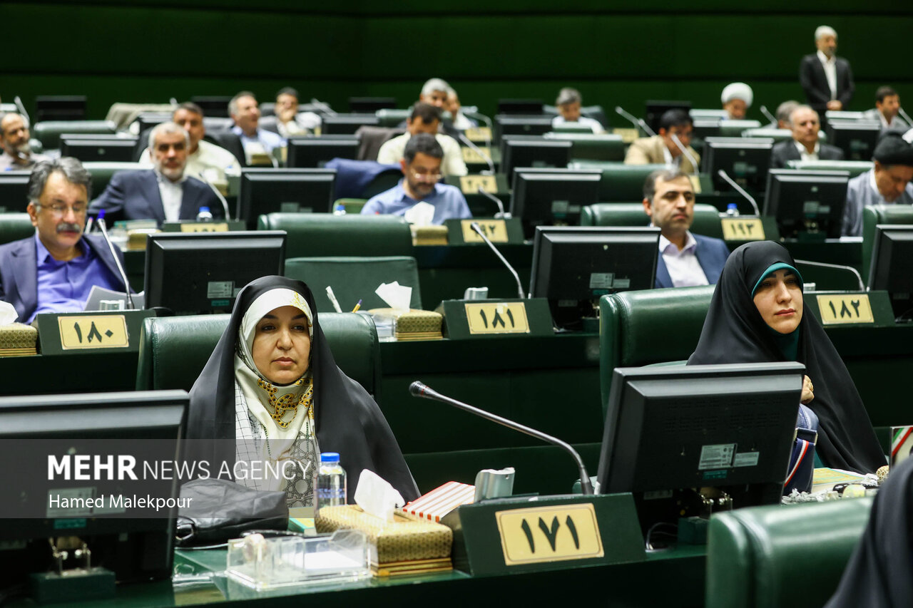 جمعی از نمایندگان مجلس: از ورشکستگی داروخانه‌ها جلوگیری شود
