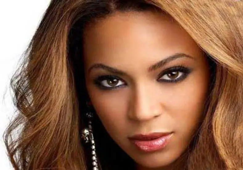 حضور متفاوت و جنجالی بیانسه با استایل مشکی در دوحه + تصاویر