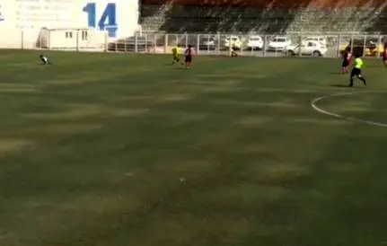 حمله مادر بازیکن به داور؛ شوک بزرگ در فوتبال پایه! + ویدیو حمله مادر بازیکن به داور؛ شوک بزرگ در فوتبال پایه! + ویدیو