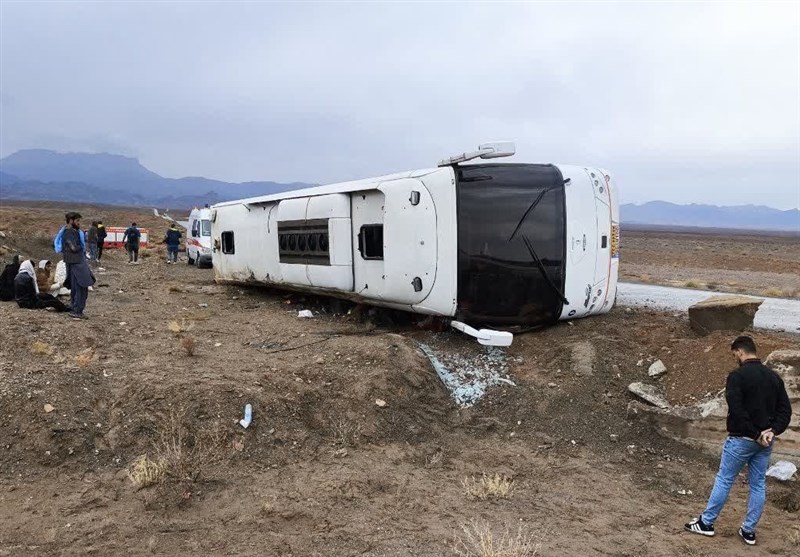 خستگی و خواب‌آلودگی راننده علت واژگونی اتوبوس در فیروزکوه – تسنیم