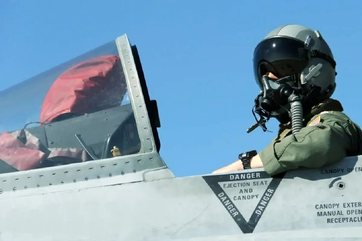 خلبانان جنگده  چقدر حقوق می‌گیرند؟