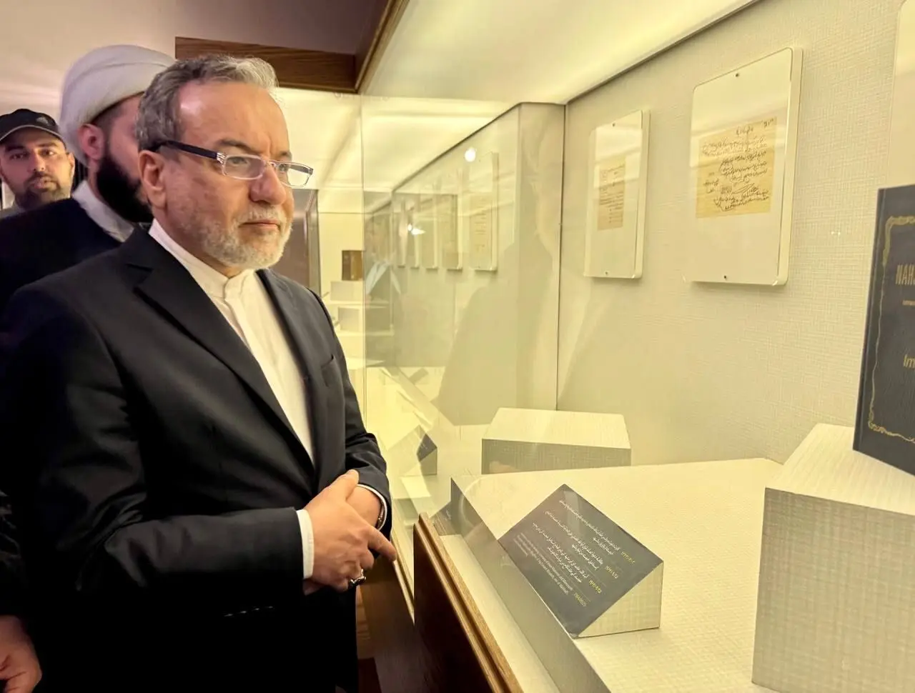 دیدار عراقچی از منزل پدری رهبر انقلاب در مشهد + تصاویر