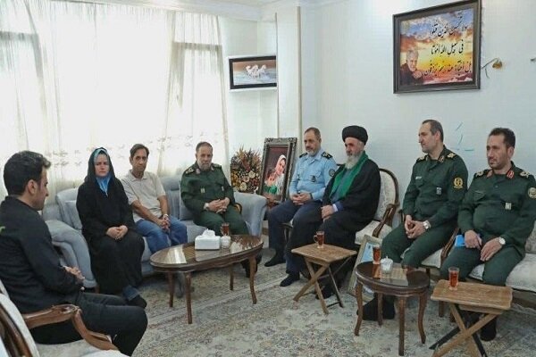 دیدار وزیر دفاع با خانواده شهیدان «عسگری» و «طالبی»