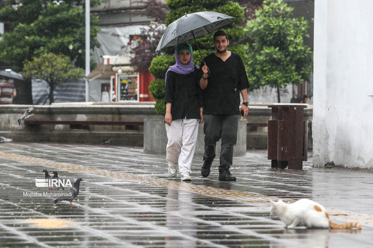رگبار پراکنده در گیلان/ تداوم گردوخاک در شرق کشور