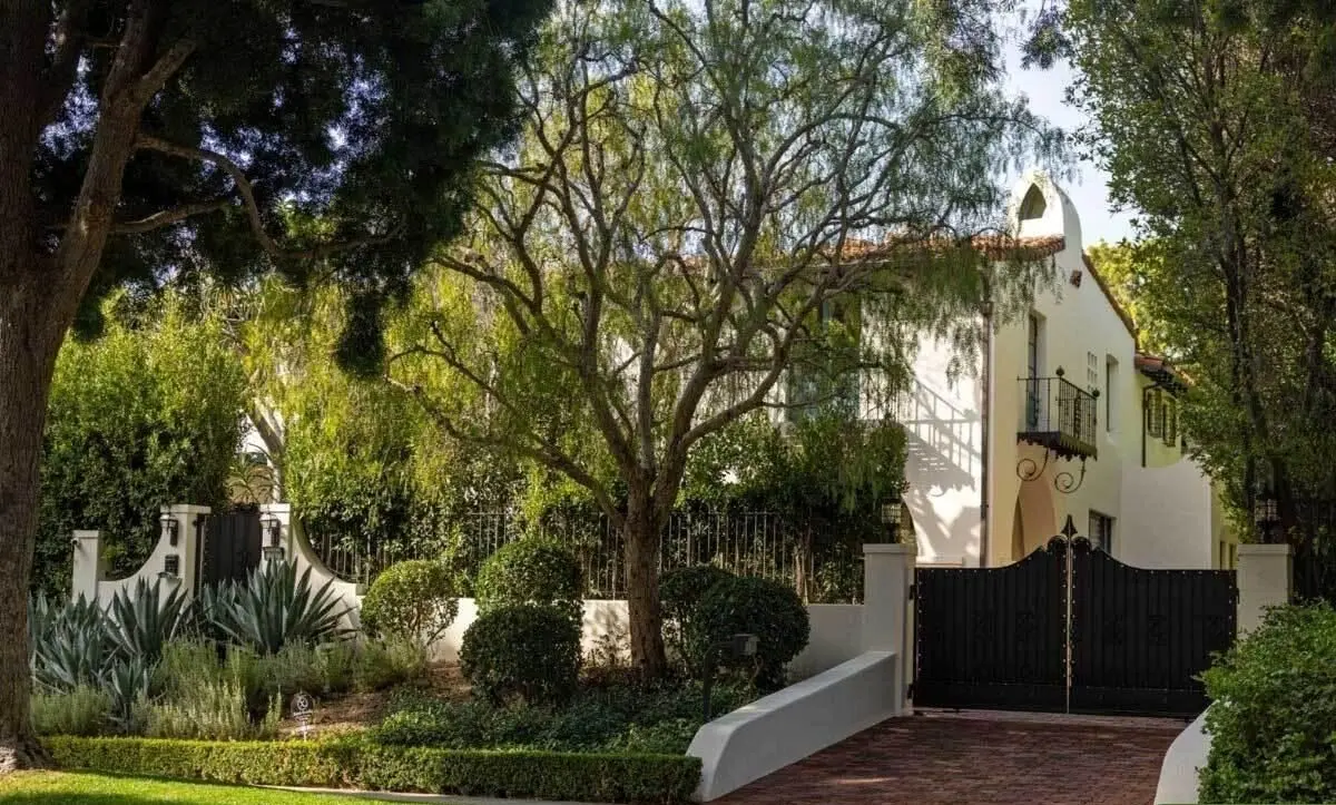 زندگی لوکس سلنا گومز و بنی بلانکو ۳۵ میلیون دلار آب خورد! +عکس