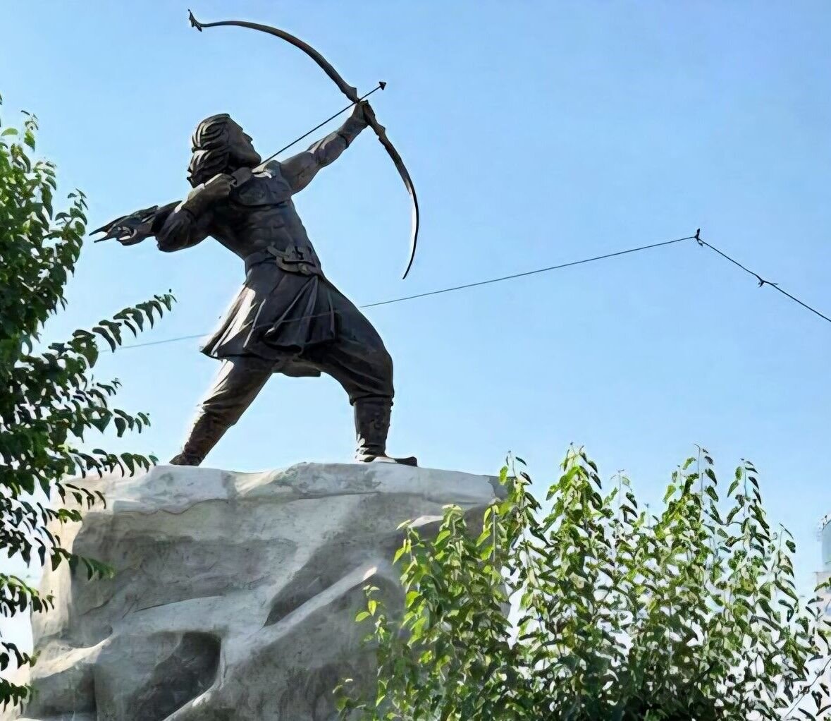 سازنده مجسمه آرش کمانگیر در میدان ونک: یک مدیر گفت ما این مجسمه آرش را نمیخواهیم، چون سیکس پک دارد تحریک کننده است سازنده مجسمه آرش کمانگیر در میدان ونک: یک مدیر گفت ما این مجسمه آرش را نمیخواهیم، چون سیکس پک دارد تحریک کننده است