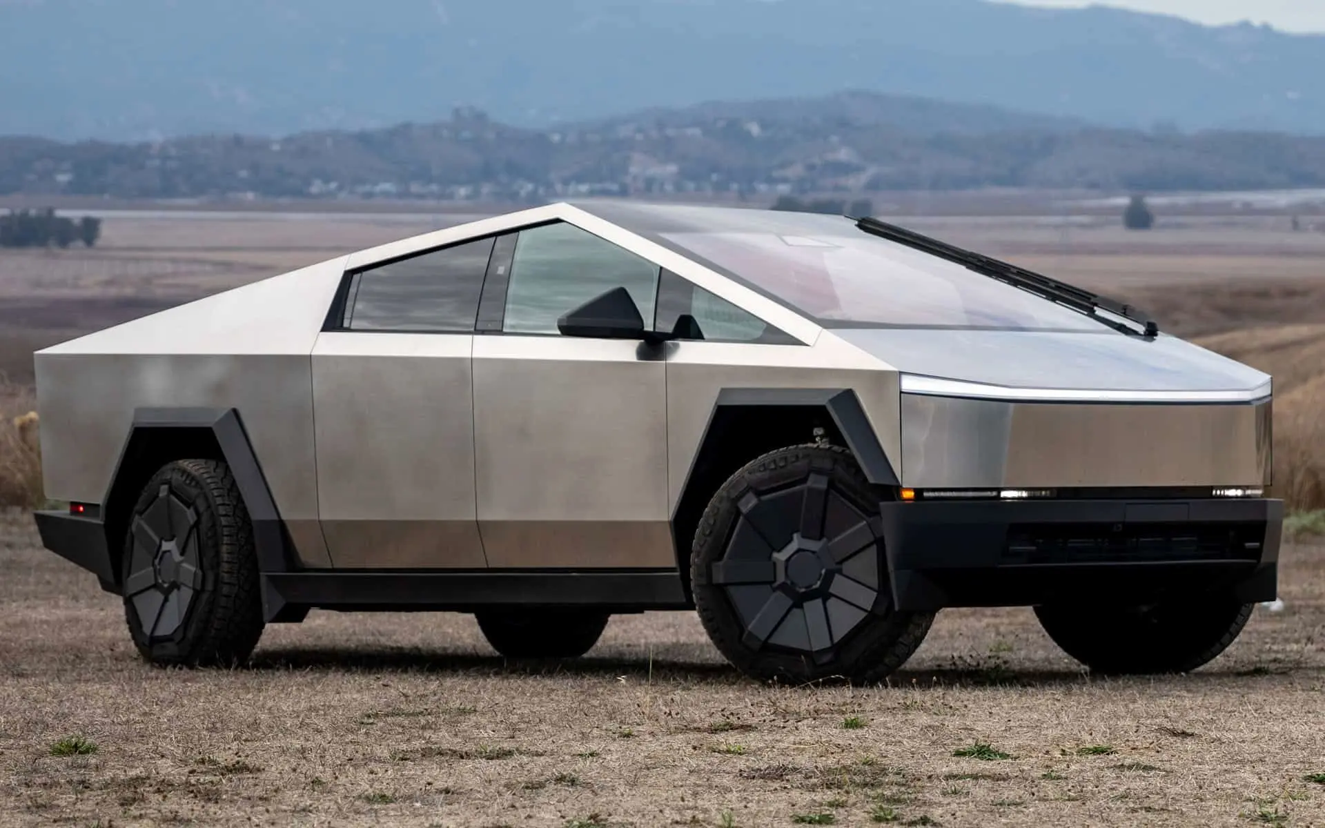 سایبر تراک تسلا در حال شارژ در تهران + عکس