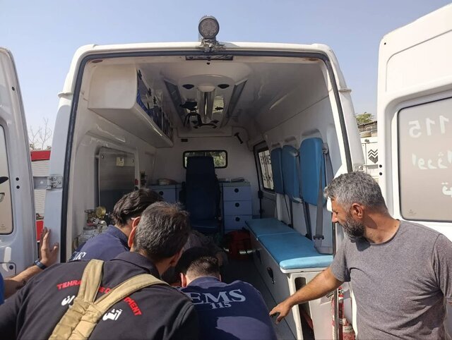 سقوط کارگر جوان به داخل چاه ۱۲ متری در خیابان دماوند/عکس