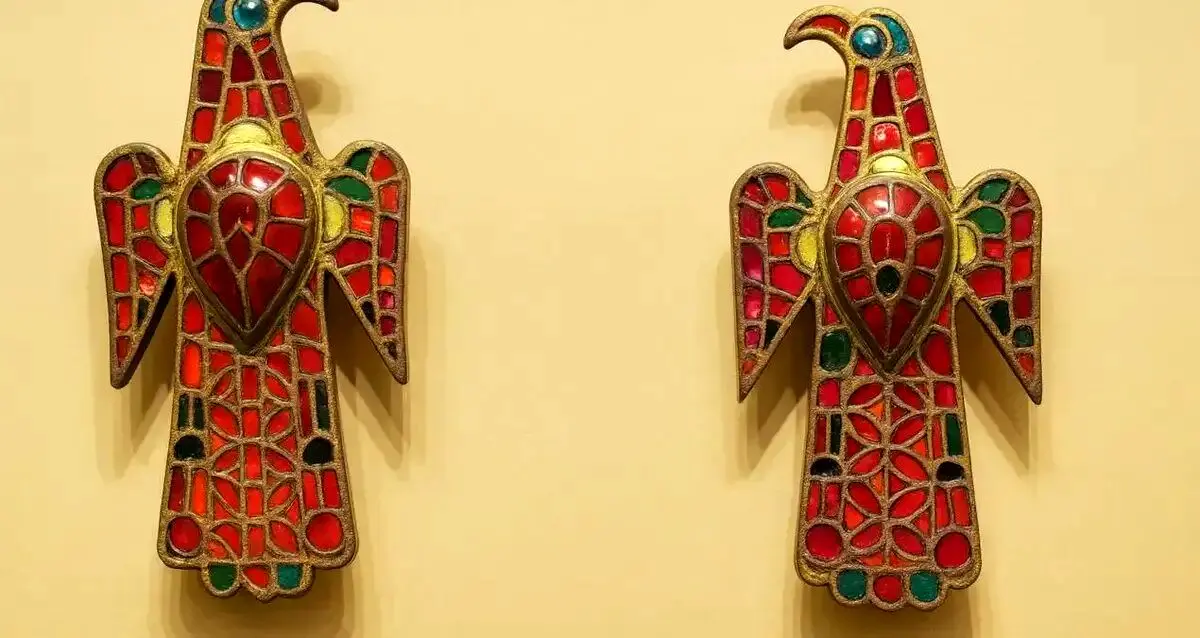 سنجاق سینه‌های ۱۵۰۰ ساله ملکه ناشناس جنجال به پا کردند+ عکس