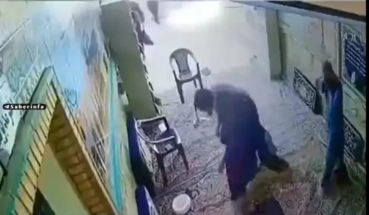 سوء قصد به جان یک روحانی در صحن امام‌زاده یحیی تهران + فیلم