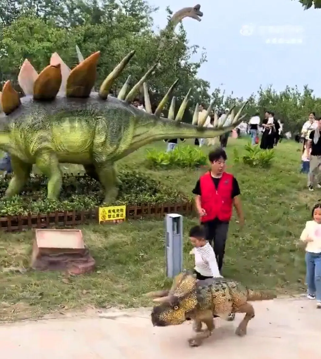 سگ‌های رباتیک با شکل و شمایل دایناسور + فیلم