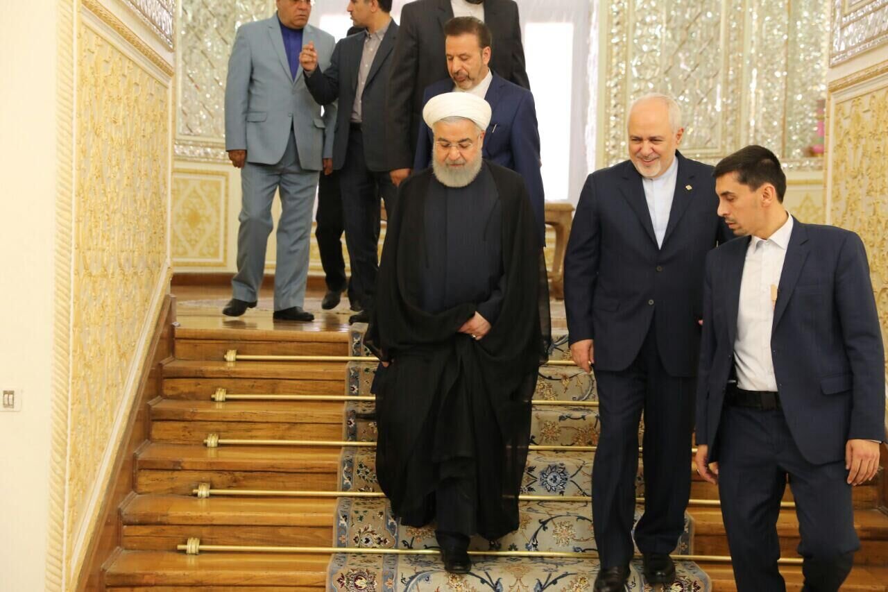 صندلی‌های خالی و سخنرانان عجیب همایش محاکمه ظریف و روحانی + تصویر