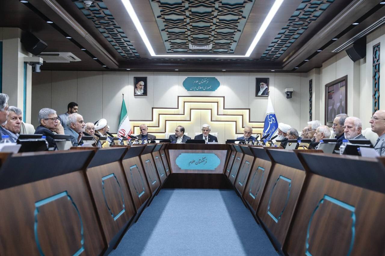 عارف: برنامه هشتم توسعه باید بر مبنای تفکر علمی فرهنگستان‌ها تدوین شود