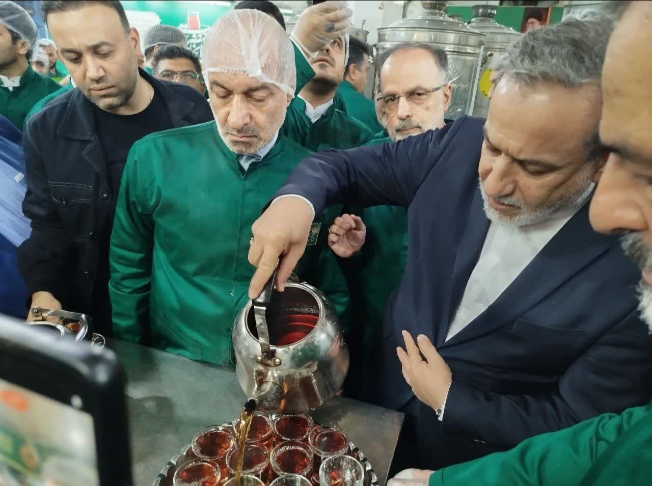 عراقچی در چایخانه حرم مطهر رضوی حضور یافت