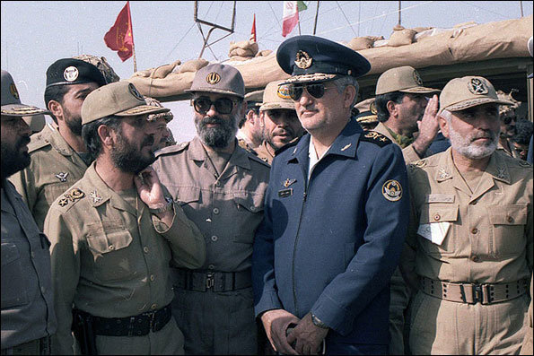 عکس/ شهید ستاری در حال قایق‌سواری و ماهی‌گیری در آمریکا؛ سال ۱۳۵۰