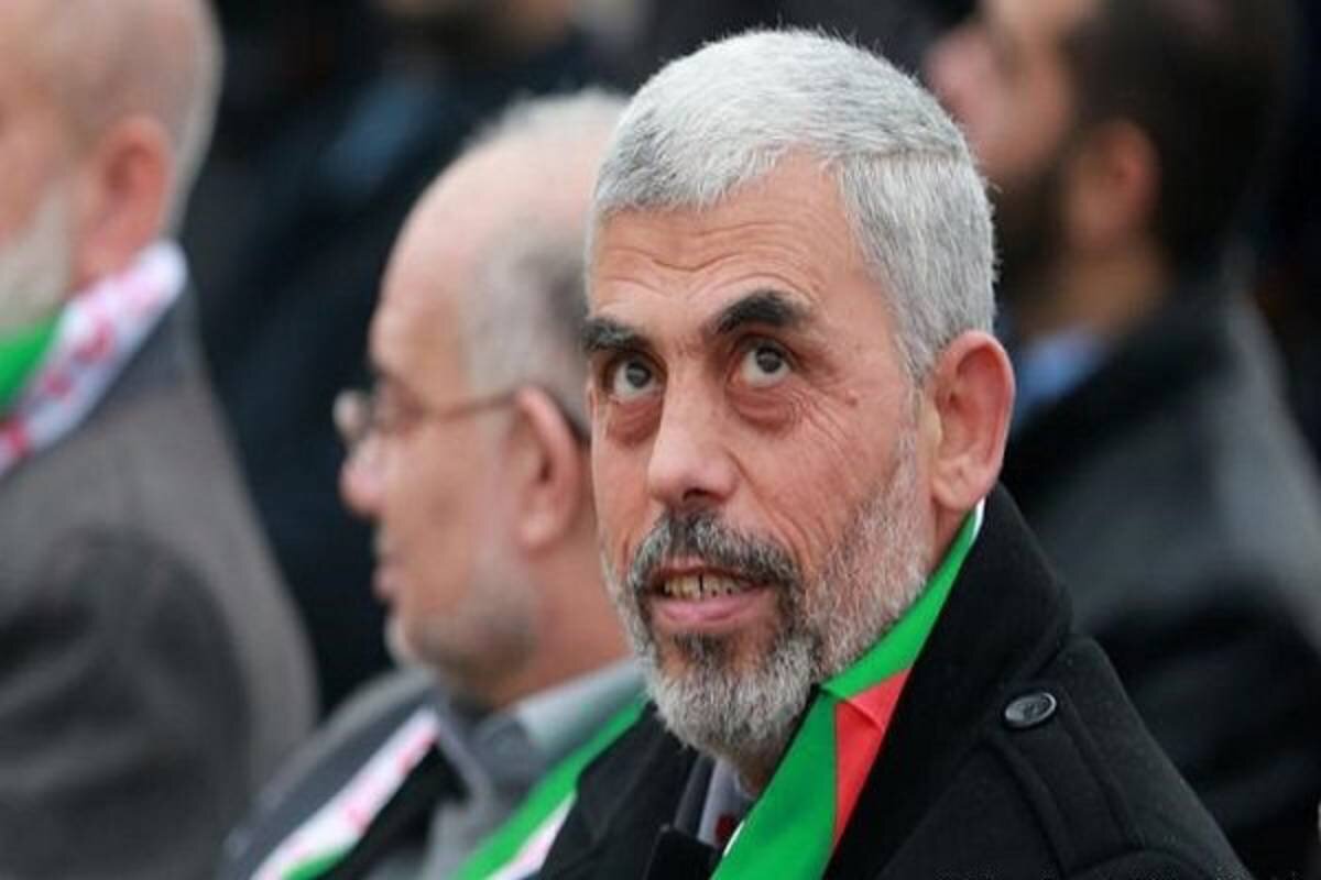 عکسی کمتر دیده شده از دیدار شهید سنوار با رهبر انقلاب