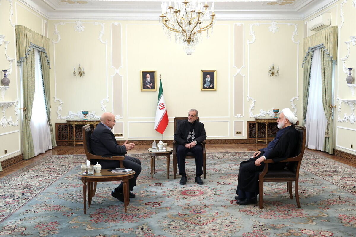 فعال سیاسی نزدیک به قالیباف: روسای سه قوه و لاریجانی ،در سیاست خارجی نگاه میانه دارند/آنها مذاکره با غرب را فرصت می دانند؛نگاه به شرق را هم قبول دارند