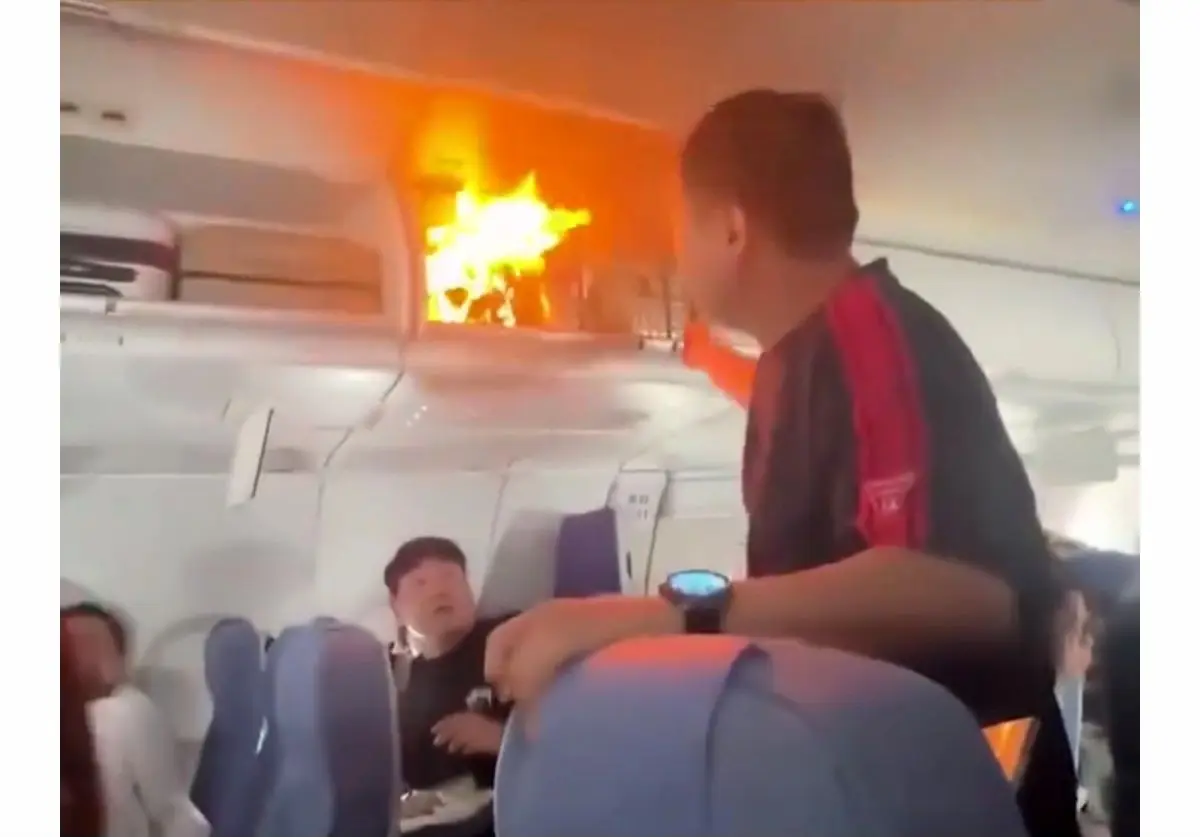 لحظه انفجار پاوربانک داخل هواپیما؛ فرود اضطراری! + فیلم