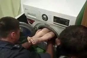 لحظه نجات کودک ۴ ساله گلستانی از داخل لباسشویی!/ویدیو