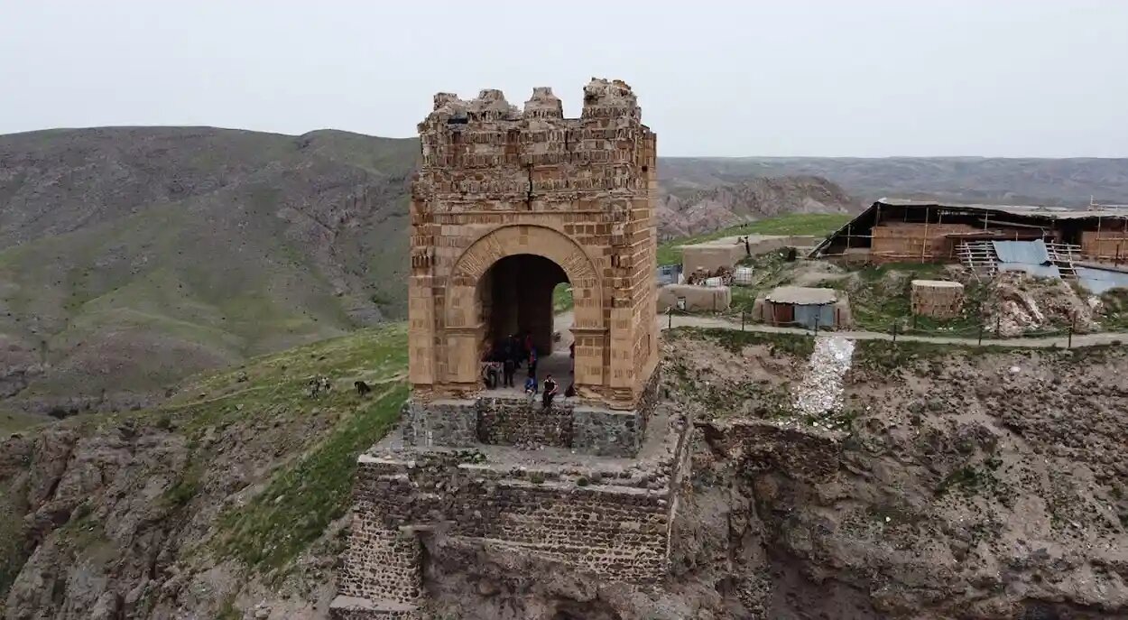 نورپردازی جالب قلعه ضحاک/ عکس