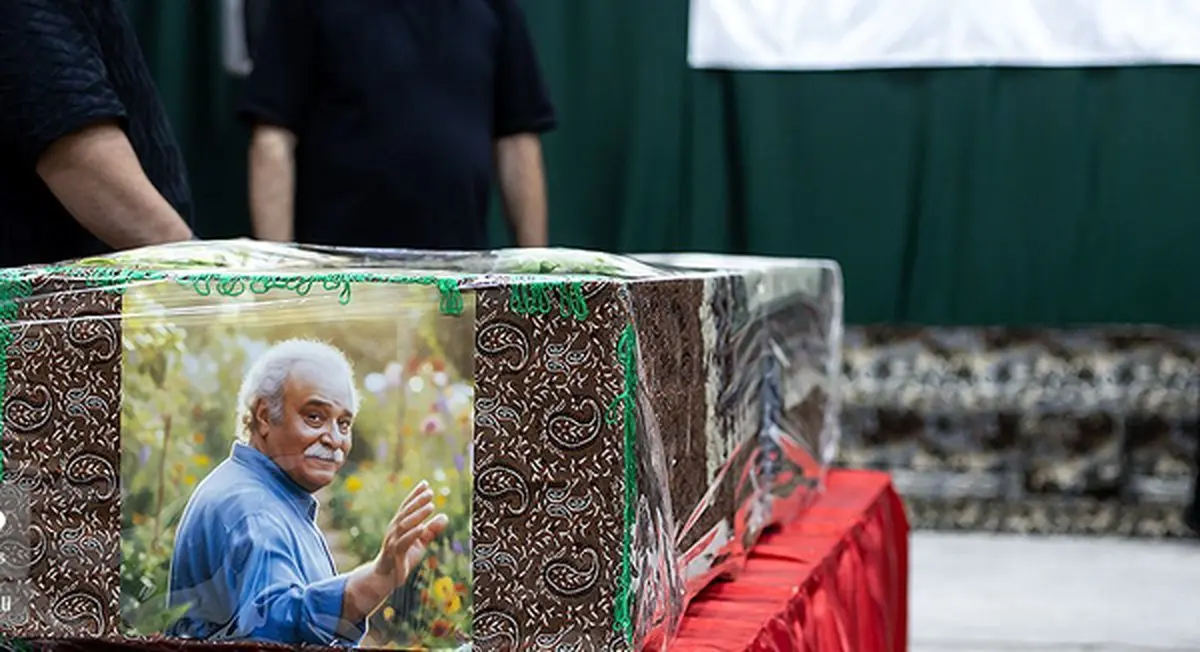 هدیه پرچم امام حسین به مزار محمد کاسبی/ ویدئو هدیه پرچم امام حسین به مزار محمد کاسبی/ ویدئو