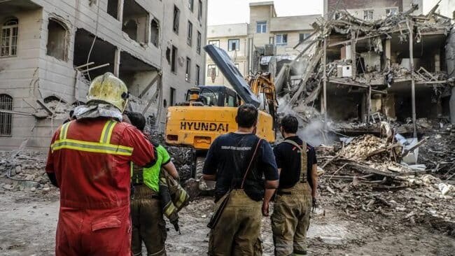 هر که میکروفن دارد،تحلیلگر شده/ از کنار کلاشینکف رد نشده‌اند اما خود را تحلیل‌گر می‌دانند/ انتقاد روزنامه اصولگرا از تحلیل‌های متعدد پس از جنگ 12 روزه