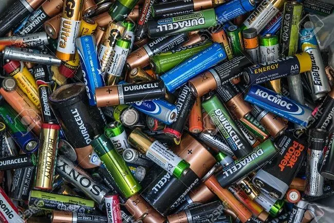 هرگز باتری‌ها را قبل از چسب‌زدن به زباله نیندازید