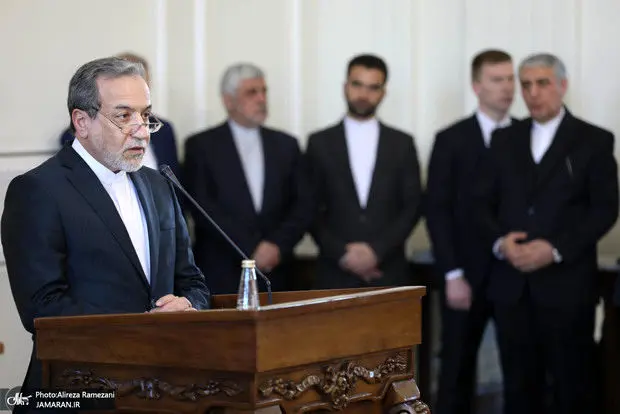 واکنش تند عراقچی به نمایش پهپاد در لندن: سناریوی لابی صهیونیستی! + عکس