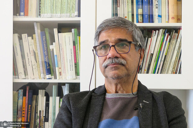 واکنش یک استاد دانشگاه به اظهارات چمران درباره دست‌فروشان/ دستفروشان بی‌پناه در برابر جنگ اقتصادی امریکا را قانون‌شکن‌ می‌دانند!