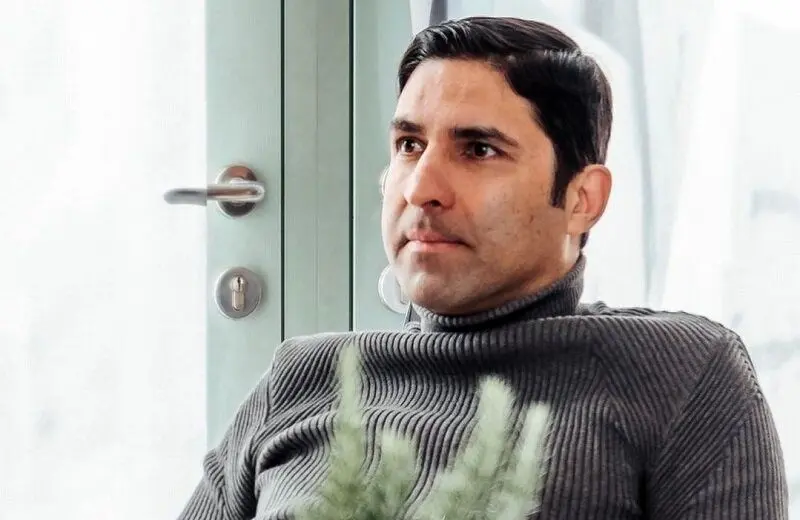 وحید با چهره‌ای ماتم‌زده در کنار سرخ‌ها؛ سکاندار باقی ماند