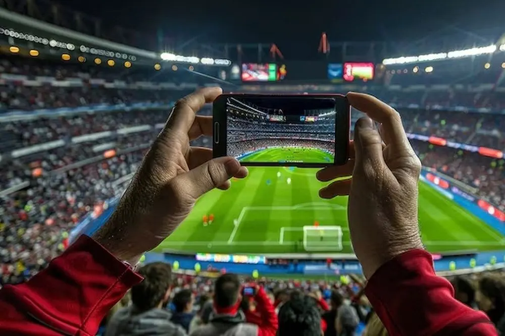 ورود موبایل به ورزشگاه‌های فوتبال ممنوع شد؟